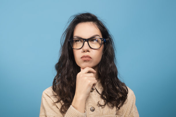 严肃沉思聪明的千禧一代欧洲女学生戴着眼镜思考,看着空白图片 严肃沉思聪明的千禧一代欧洲女学生戴着眼镜思考,看着空白图片下载