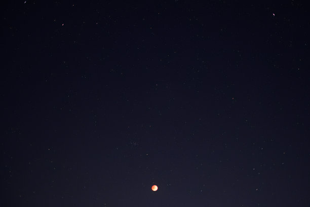 月食血月,夜空中繁星点点图片 月食血月,夜空中繁星点点图片下载