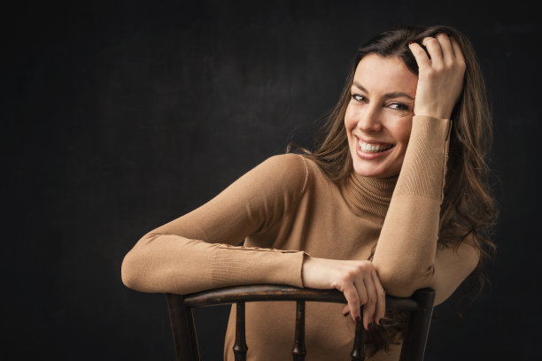 美丽的黑发女子工作室肖像在孤立的背景图片 美丽的黑发女子工作室肖像在孤立的背景图片下载