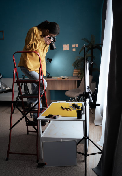 女摄影师用专业相机在家庭工作室拍摄美容化妆品照片。社交网络和广告的内容图片 女摄影师用专业相机在家庭工作室拍摄美容化妆品照片。社交网络和广告的内容图片下载