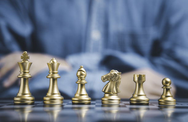 金棋在商人面前为企业战略战术和领导分配概念。图片 金棋在商人面前为企业战略战术和领导分配概念。图片下载