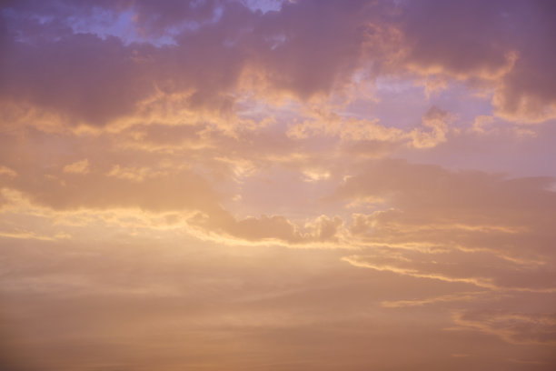 鲜红的天空配上橙灰色的天空。夕阳下的乌云笼罩着黑暗的山林景观图片 鲜红的天空配上橙灰色的天空。夕阳下的乌云笼罩着黑暗的山林景观图片下载