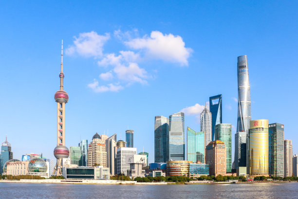 上海外滩的标志性天际线，陆家嘴城市景观，中国一线城市的商业和商务中心图片下载