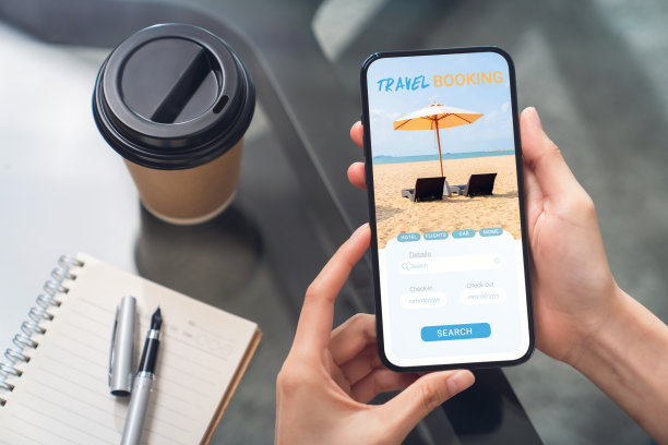 手持智能手机与应用程序预订机票旅游搜索机票度假酒店网站,概念技术在线营销和推广。图片 手持智能手机与应用程序预订机票旅游搜索机票度假酒店网站,概念技术在线营销和推广。图片下载