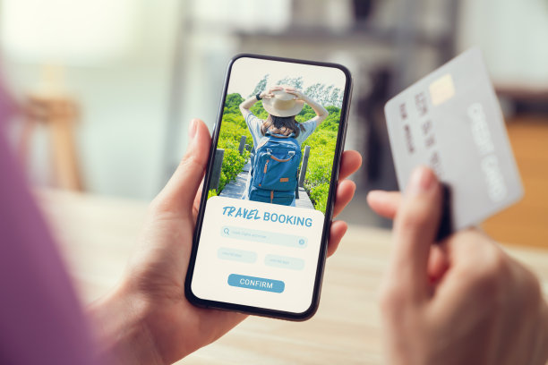 手持智能手机与应用程序预订机票旅游搜索机票度假酒店网站,概念技术在线营销和推广。图片 手持智能手机与应用程序预订机票旅游搜索机票度假酒店网站,概念技术在线营销和推广。图片下载