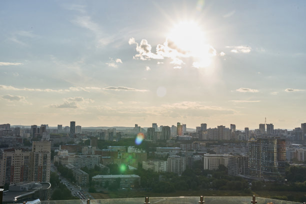 以蓝天白云为背景,鸟瞰这座百万富翁之城。从上面可以看到这座城市密集的建筑。高质量照片图片 以蓝天白云为背景,鸟瞰这座百万富翁之城。从上面可以看到这座城市密集的建筑。高质量照片图片下载