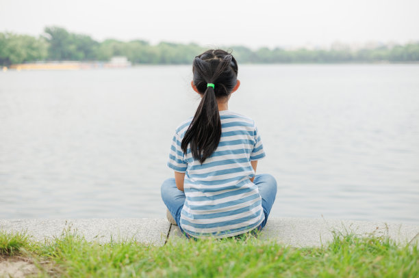 小女孩坐在湖边图片 小女孩坐在湖边图片下载