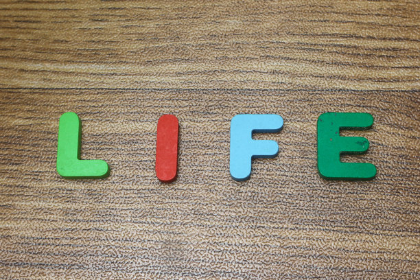 木制的字母组成了一个单词LIFE图片 木制的字母组成了一个单词LIFE图片下载