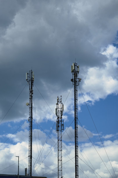 三个电信塔单元用于多云天空下的移动通信。三个无线基站。4G和5G蜂窝通信塔。GSM发射器。抽象的观点图片 三个电信塔单元用于多云天空下的移动通信。三个无线基站。4G和5G蜂窝通信塔。GSM发射器。抽象的观点图片下载
