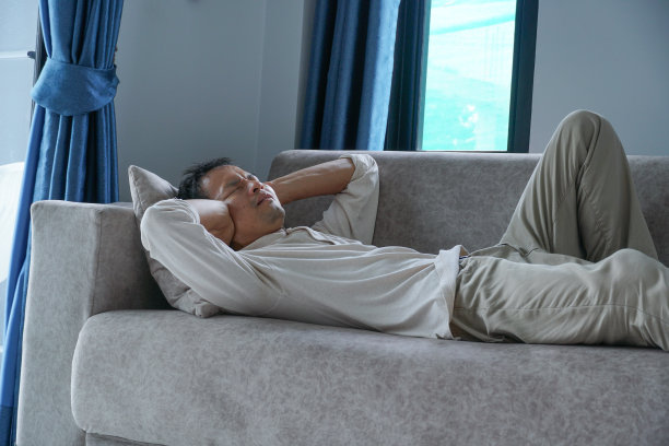 亚洲男性感到悲伤和心不在焉的精神困扰概念。图片 亚洲男性感到悲伤和心不在焉的精神困扰概念。图片下载
