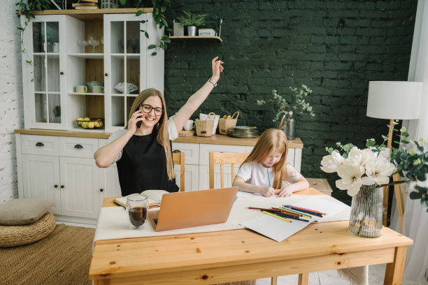 母亲在家照顾孩子。自由职业,在笔记本电脑上在线学习。关闭学校。产假。快乐的交易员分析师庆祝成功的股票交易所交易交易,增长比特币股票。图片 母亲在家照顾孩子。自由职业,在笔记本电脑上在线学习。关闭学校。产假。快乐的交易员分析师庆祝成功的股票交易所交易交易,增长比特币股票。图片下载