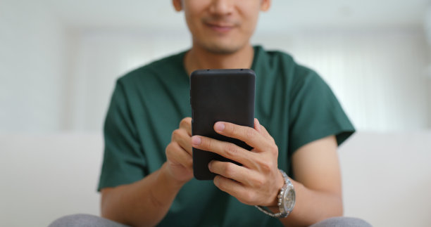 成年人亚洲单身男人坐在家里的沙发上看书,看女孩的照片发在手机上。放松,微笑,选择爱人,享受玩右滑在tinder应用程序找到爱的夫妇在有趣的比赛调情聊天。图片 成年人亚洲单身男人坐在家里的沙发上看书,看女孩的照片发在手机上。放松,微笑,选择爱人,享受玩右滑在tinder应用程序找到爱的夫妇在有趣的比赛调情聊天。图片下载