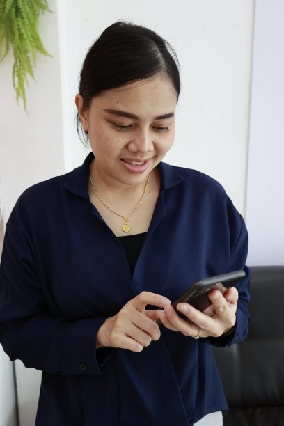 一位女士在眼镜店使用手机图片 一位女士在眼镜店使用手机图片下载