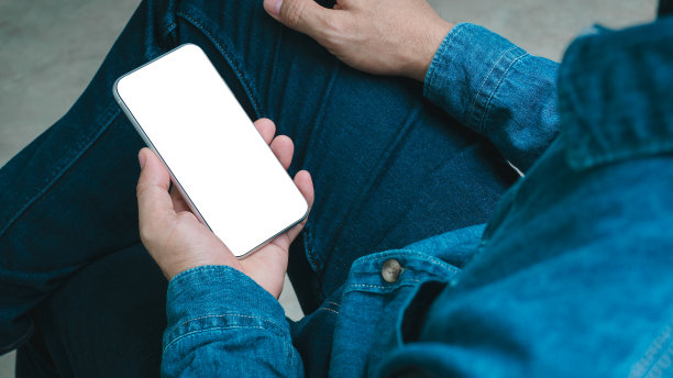 男子手里拿着手机,摆出不同的角度和姿势图片 男子手里拿着手机,摆出不同的角度和姿势图片下载