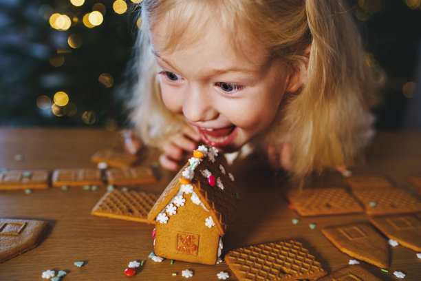 小女孩开始吃姜饼屋。有趣的照片图片 小女孩开始吃姜饼屋。有趣的照片图片下载