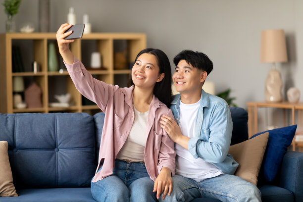 开心的韩国夫妇在家用手机自拍图片 开心的韩国夫妇在家用手机自拍图片下载
