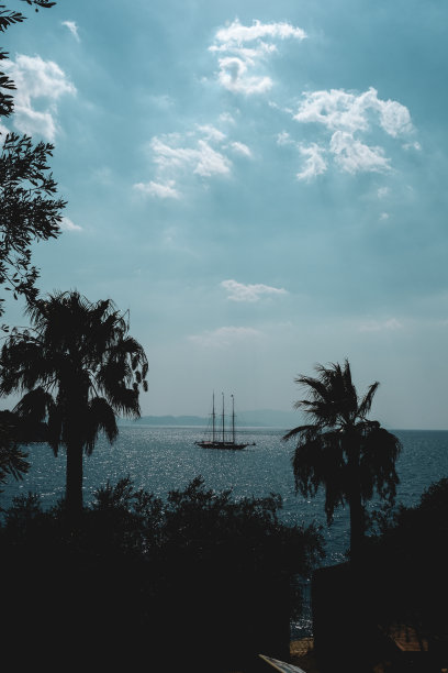 一艘漂浮在海上的帆船图片 一艘漂浮在海上的帆船图片下载