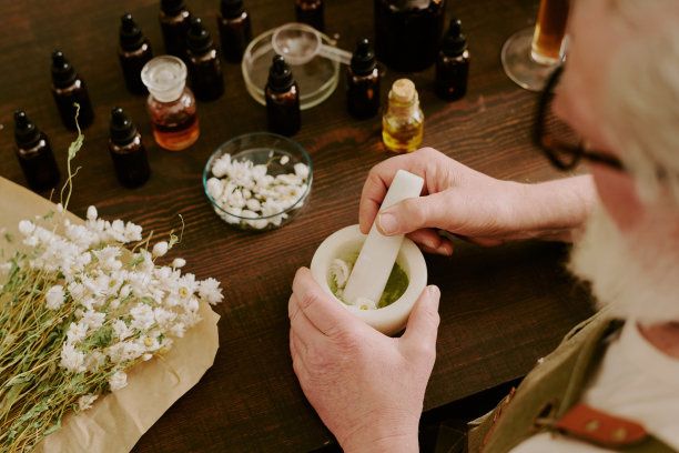 高级调香师为香水准备草药图片 高级调香师为香水准备草药图片下载
