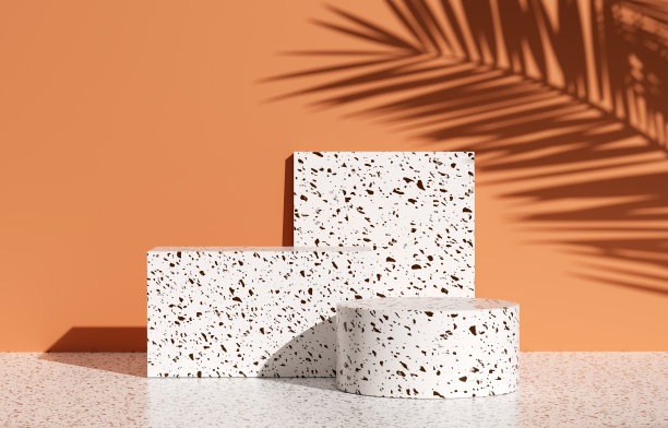 产品展示设置与水磨石纹理的白色讲台和热带棕榈叶阴影在橙色背景。图片 产品展示设置与水磨石纹理的白色讲台和热带棕榈叶阴影在橙色背景。图片下载