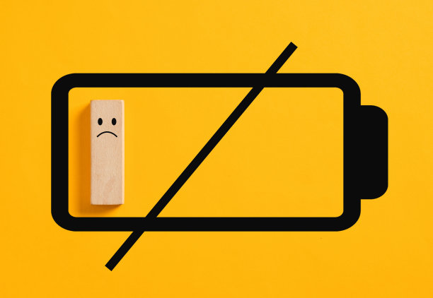 悲伤的表情符号加上电量耗尽的标志图片 悲伤的表情符号加上电量耗尽的标志图片下载