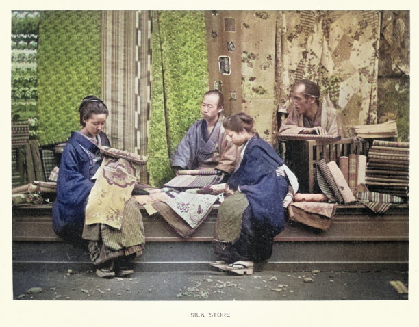 日本历史,日本妇女在丝绸商店购物,19世纪的复古照片图片 日本历史,日本妇女在丝绸商店购物,19世纪的复古照片图片下载