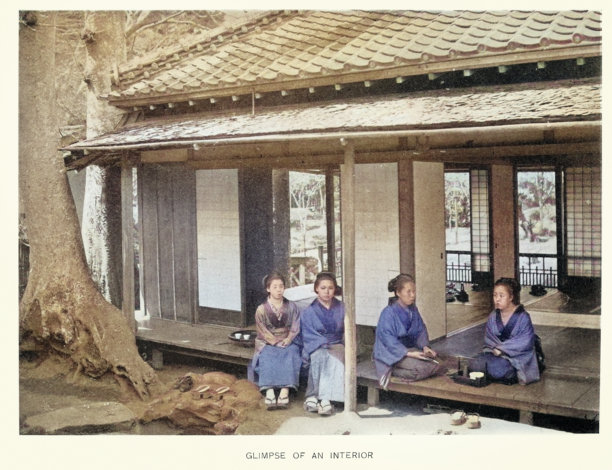 日本历史,日本妇女坐在房子外面,一瞥室内,19世纪的复古照片图片 日本历史,日本妇女坐在房子外面,一瞥室内,19世纪的复古照片图片下载