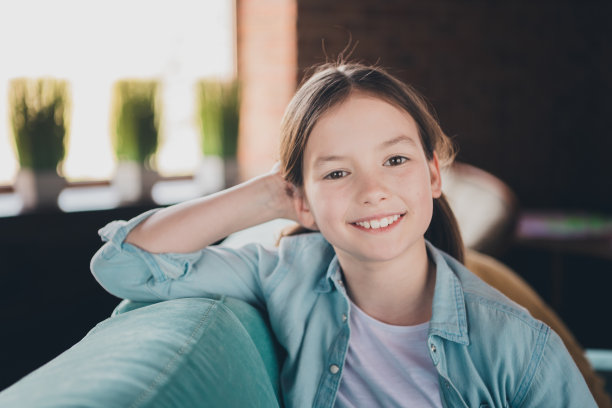 可爱的小女孩笑容满面,穿着衬衫阁楼室内公寓室内的照片图片 可爱的小女孩笑容满面,穿着衬衫阁楼室内公寓室内的照片图片下载