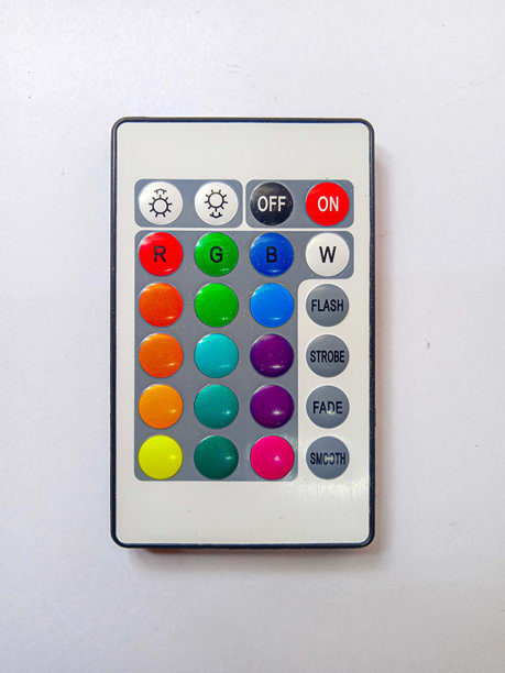 白色背景上的小遥控器特写图片 白色背景上的小遥控器特写图片下载