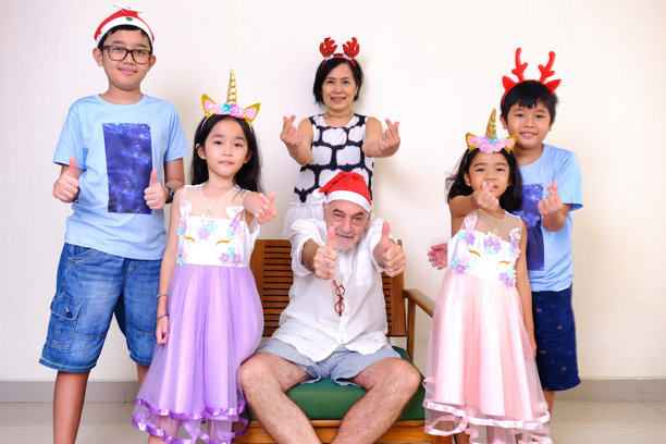 爷爷奶奶与孙子孙女们一起拍摄圣诞照片时的快乐表情图片 爷爷奶奶与孙子孙女们一起拍摄圣诞照片时的快乐表情图片下载