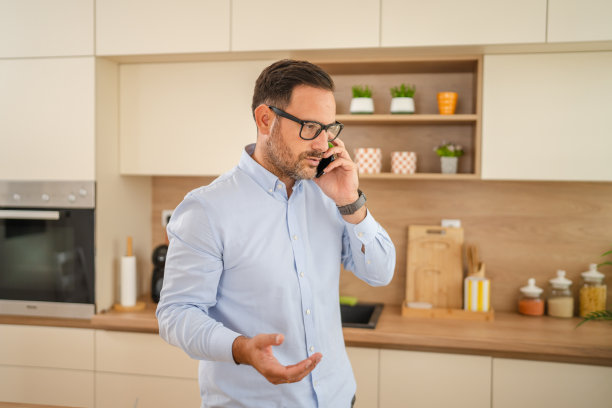 男人在家中打电话,表情担忧图片 男人在家中打电话,表情担忧图片下载