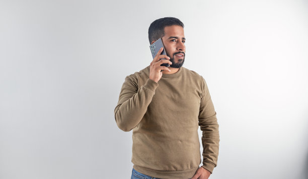 男人在打电话,看向别处图片 男人在打电话,看向别处图片下载