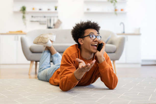 男人在家打电话图片 男人在家打电话图片下载