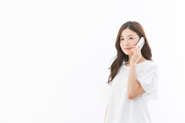 女人在用智能手机打电话图片 女人在用智能手机打电话图片下载