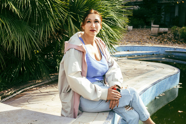 年轻漂亮的女人在游泳池边打电话,生活方式人物概念图片 年轻漂亮的女人在游泳池边打电话,生活方式人物概念图片下载