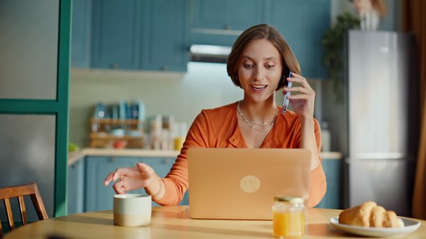 特写镜头:面带微笑的女孩在早餐时喝咖啡并打电话。开心的女人。图片 特写镜头:面带微笑的女孩在早餐时喝咖啡并打电话。开心的女人。图片下载