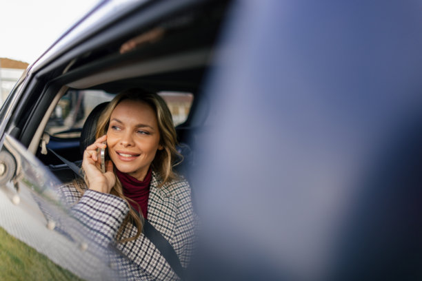 女人坐在车里用手机打电话图片 女人坐在车里用手机打电话图片下载
