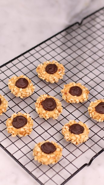 照片中大理石桌上放着奶酪、花生、巧克力,旁边还有一个小木碗和网锅图片 照片中大理石桌上放着奶酪、花生、巧克力,旁边还有一个小木碗和网锅图片下载