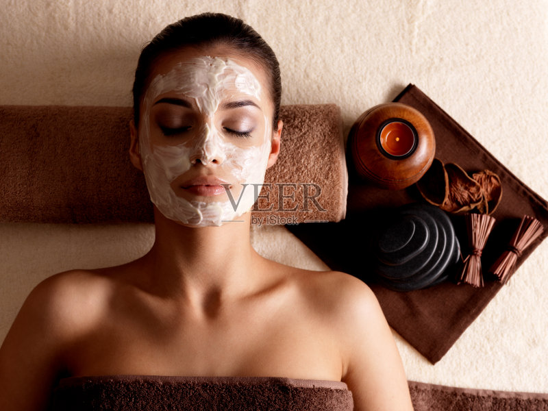 女人放松面部面膜在美容沙龙正版图片素材