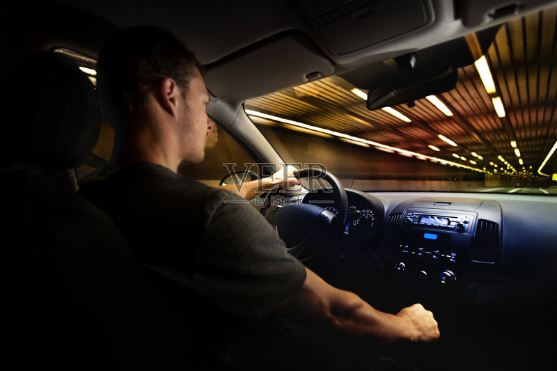 年轻成年人在隧道内超速驾驶。正版图片素材