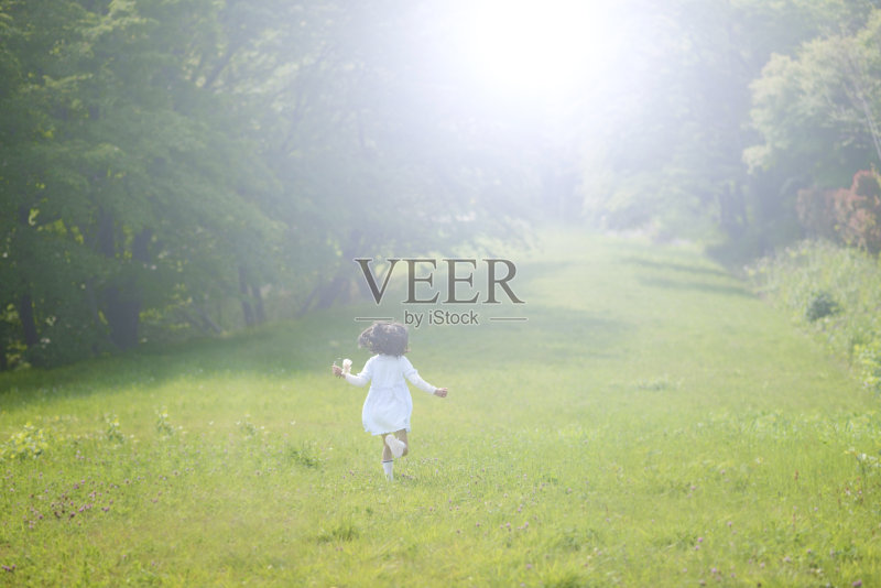 小女孩朝着阳光跑去正版图片素材