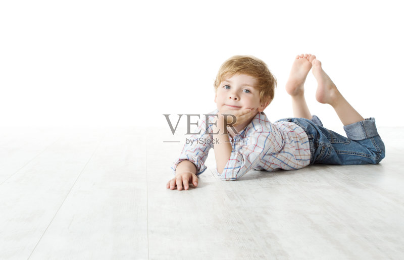 孩子躺在地板上正版图片素材