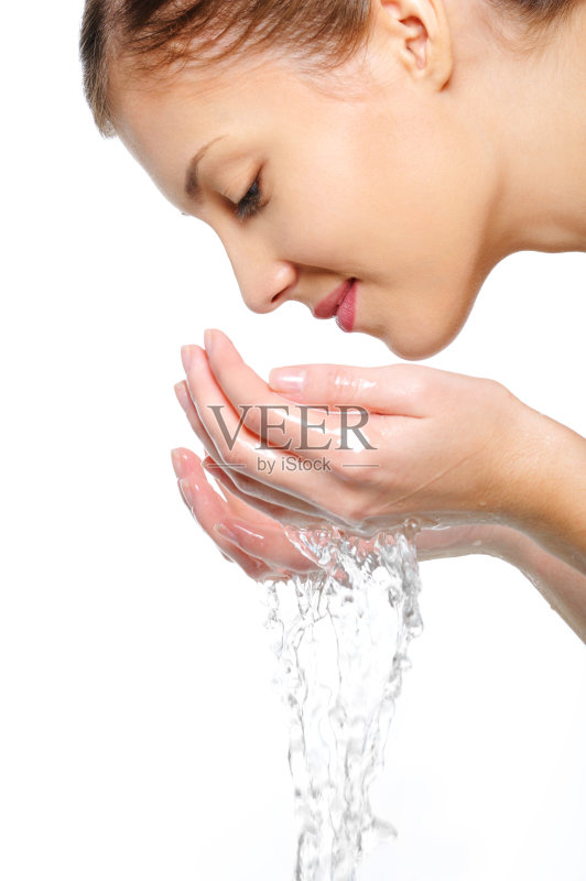 一位女士用水洗脸的侧影正版图片素材