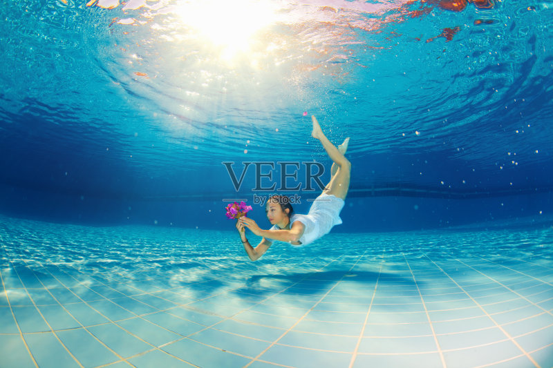 水下带花的女孩正版图片素材