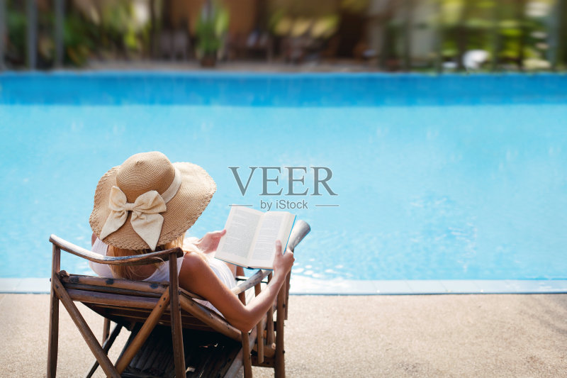 豪华游泳池旁的女人正版图片素材
