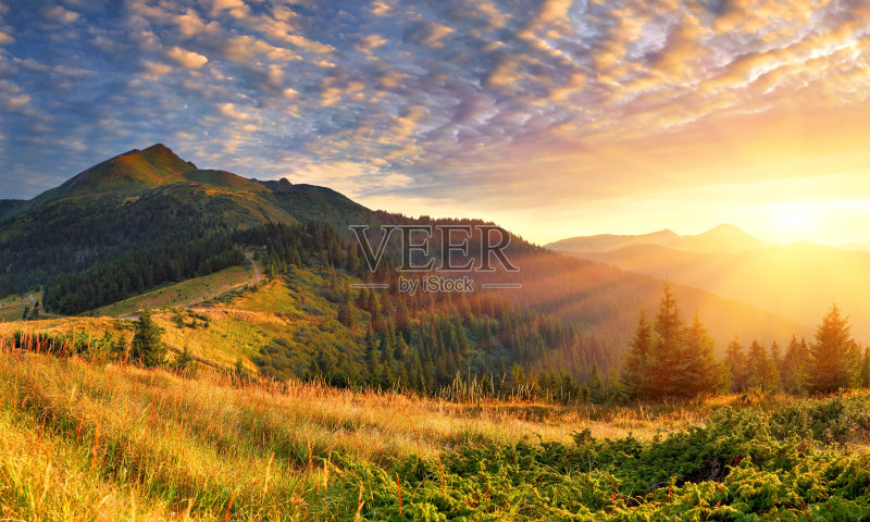 夏天的风景在山上。日出正版图片素材