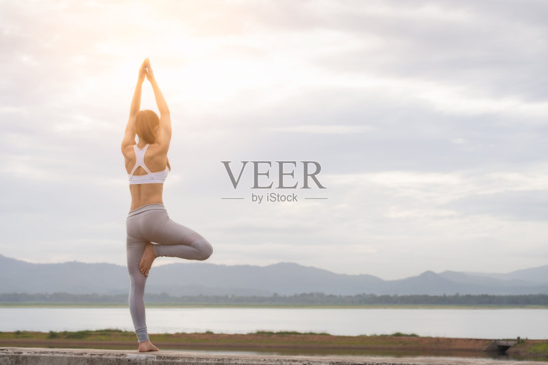 亚洲妇女做瑜伽健身运动正版图片素材