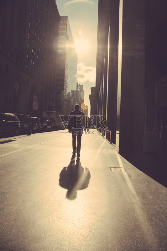 日出时分,人们走在纽约的大街上正版图片素材