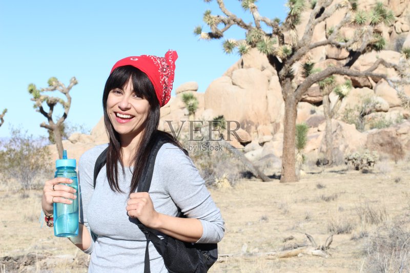年轻女子旅行的肖像正版图片素材