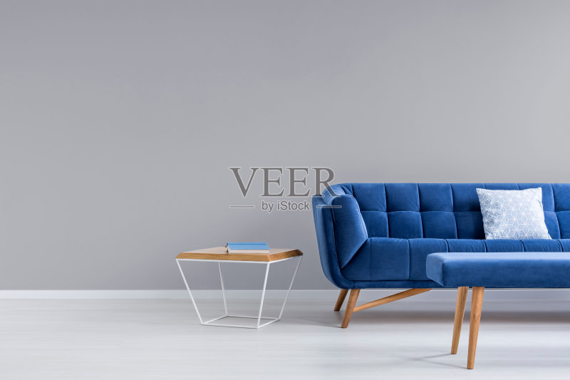 灰色的房间,蓝色的沙发正版图片素材