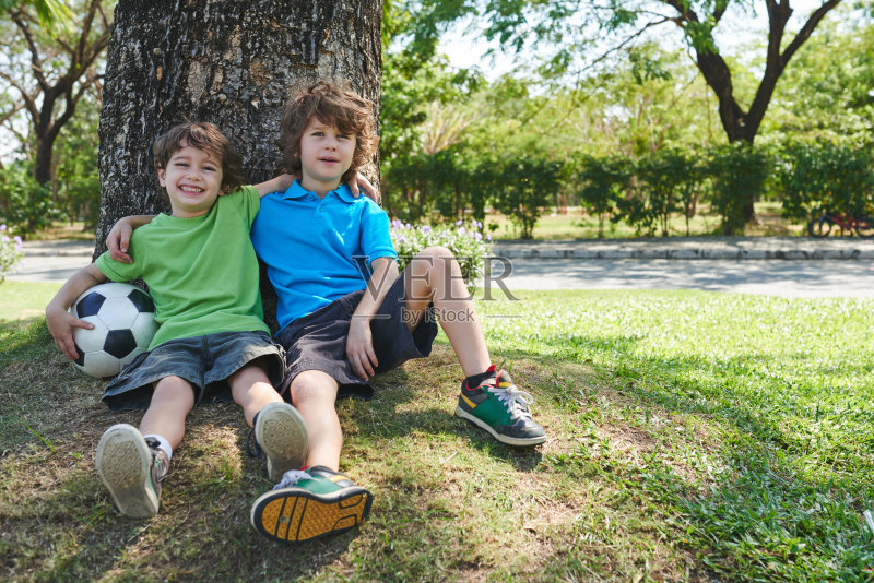 公园里的小足球运动员正版图片素材